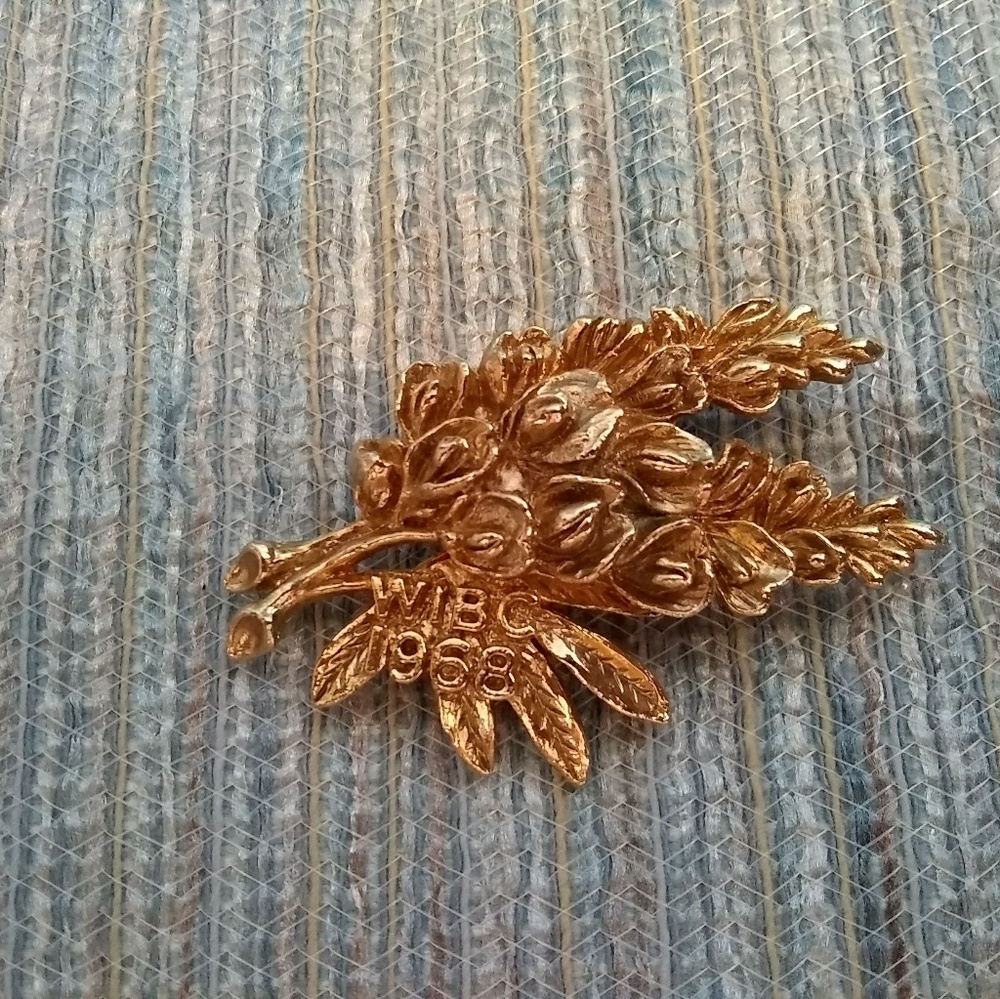 Vintage Bonnets '68 WIBC Flower Brooch Vintage Bowling Congress Gold Tone Metal - Picture 7 of 7